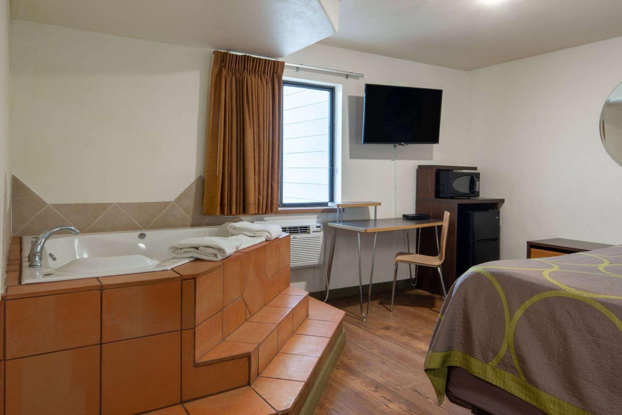 Super 8 By Wyndham Livingston Yellowstone Экстерьер фото