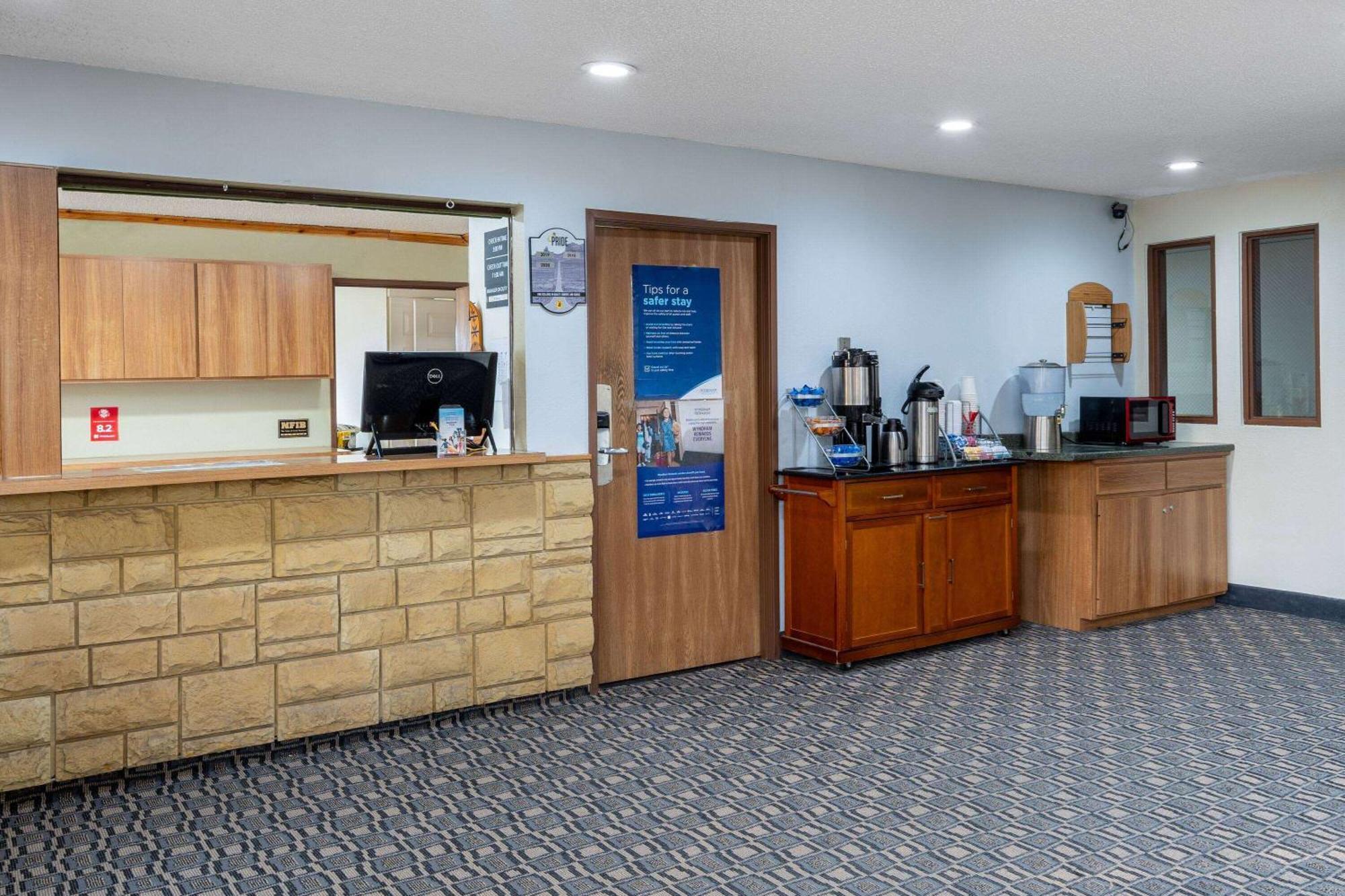 Super 8 By Wyndham Livingston Yellowstone Экстерьер фото